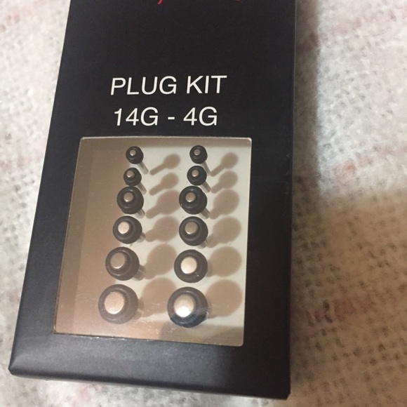 BRAND NEW Plug Kit - Picture 2 of 3